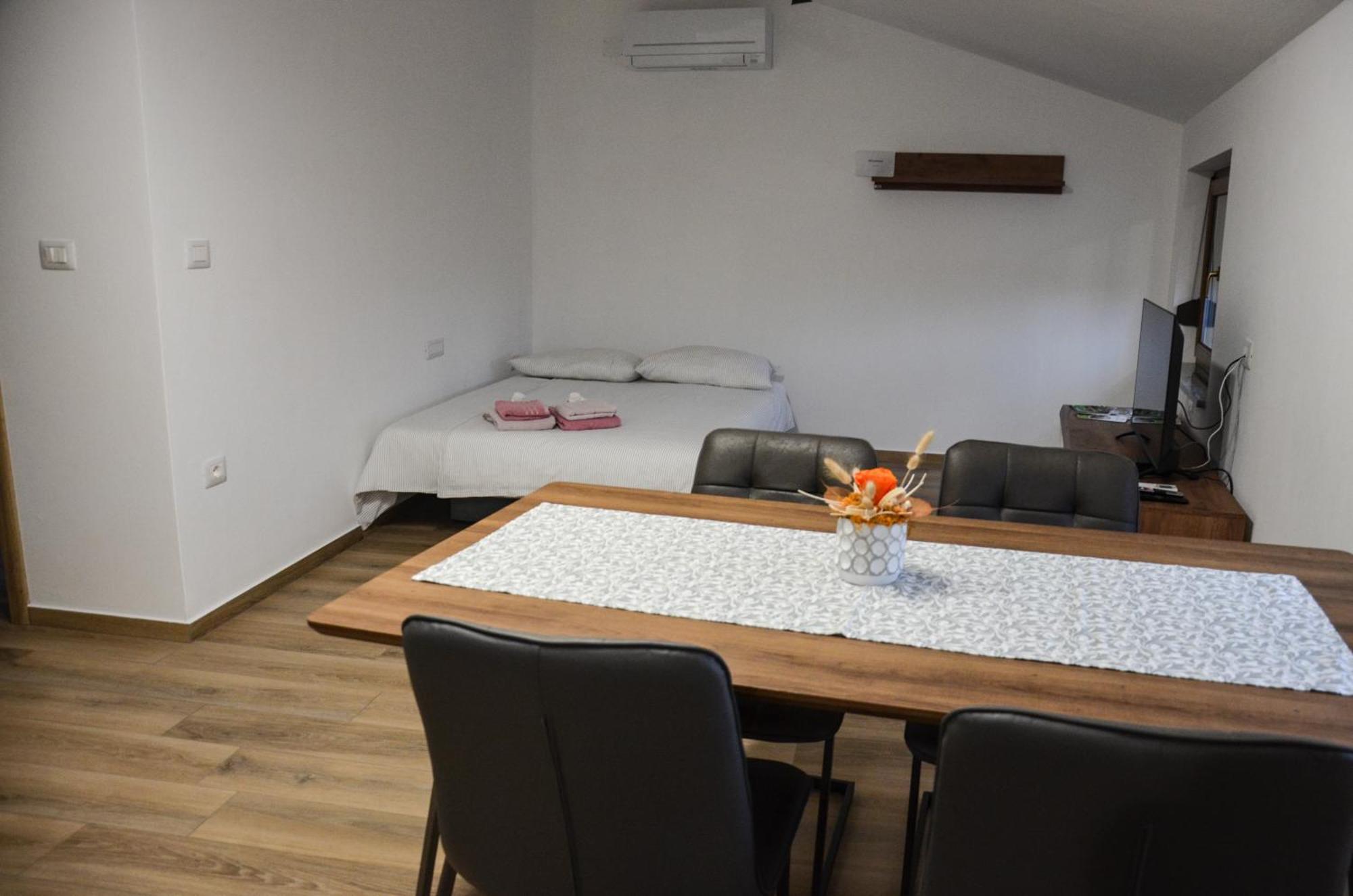 Apartmaji Tanto Malovse Crnice 外观 照片